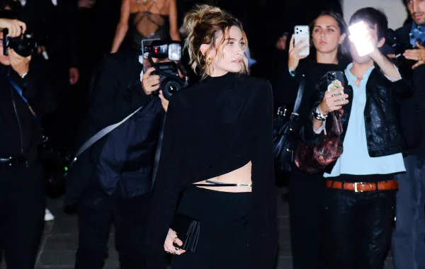  باريس جاكسون Paris Jackson  تحضر عرض Tom Fordفي أسبوع الموضة في باريس لموسم ربيع وصيف 2027 (مصدر الصورة: Ferda Demir/Getty Images)