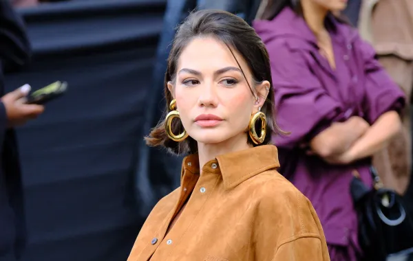  ديميت أوزديمير Demet Özdemirفي عرض بالنسياغا Balenciaga لربيع وصيف 2027 بأسبوع الموضة في باريس(مصدر الصورة :Ferda Demir/Getty Images)