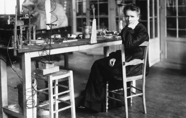 ماري كوري  Marie  Curie في مختبرها (مصدر الصورة:  © Hulton-Deutsch Collection/CORBIS/Corbis via Getty Images))