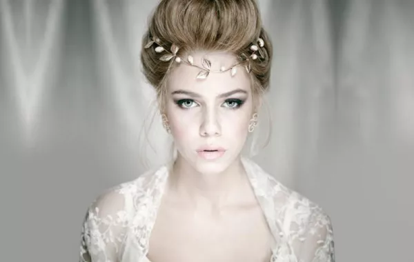 التاج الإغريقي أكسسوار جديد لعروس الصيف