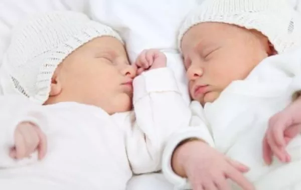 توأمك بعدسة مصوّر