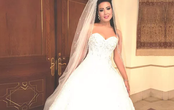 من هنّ النجمات اللواتي سبقن سمية الخشاب وارتدين أغلى فساتين الزفاف!