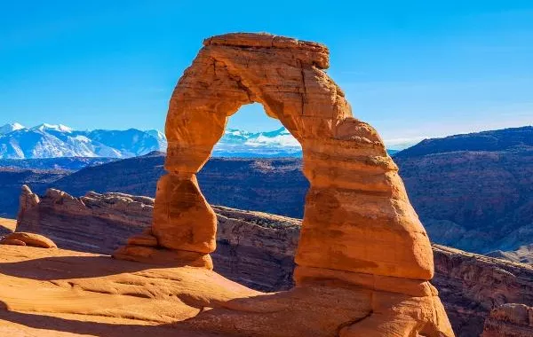 8 أقواس من صنع الرياح