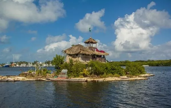 8 جزر صناعية من زوايا العالم