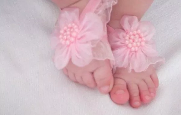 أجمل موديلات الصنادل الملوّنة لطفلتك