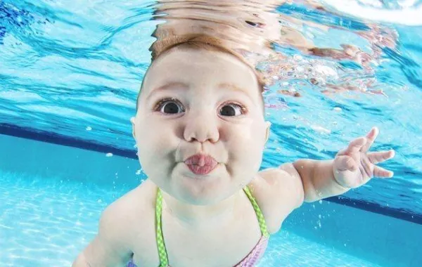 بالصور: أطفال تحت الماء