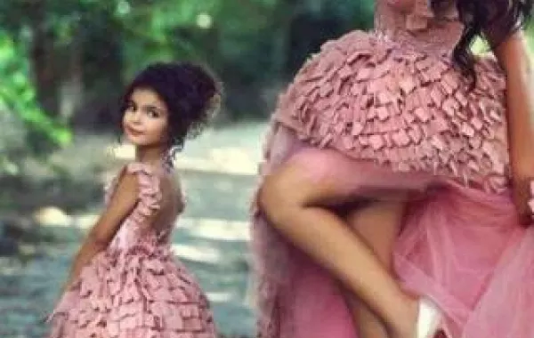 بالصور: إطلالات متشابهة بين الأم وابنتها