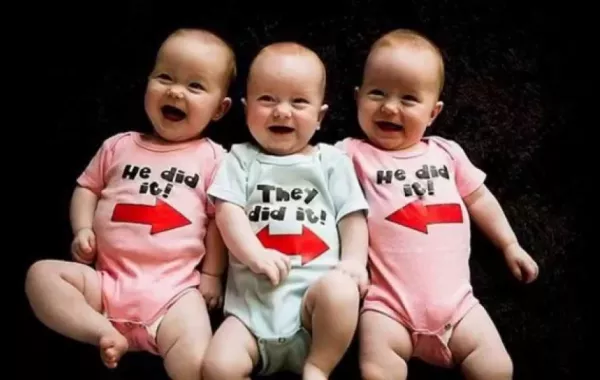 ثلاث توائم في لقطات