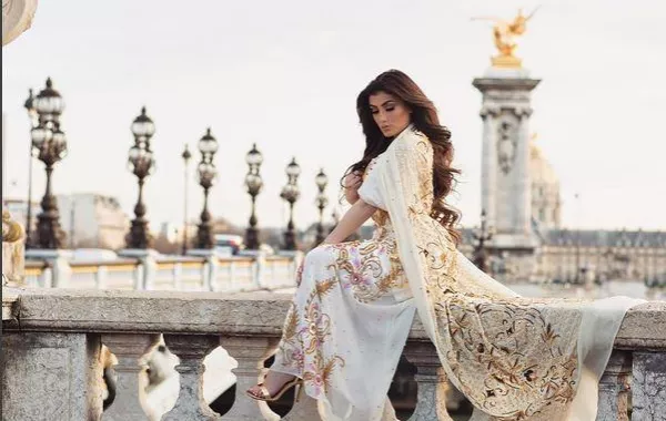 HellyLuv تتألق دوماً باللون الأبيض، فاستوحي منها طلّة زفافك