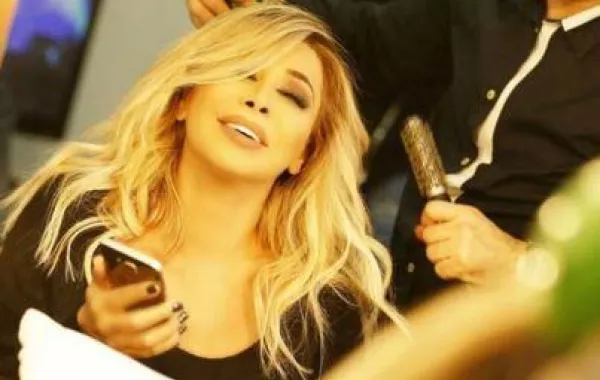 تسريحات النجمات في غرف الكواليس