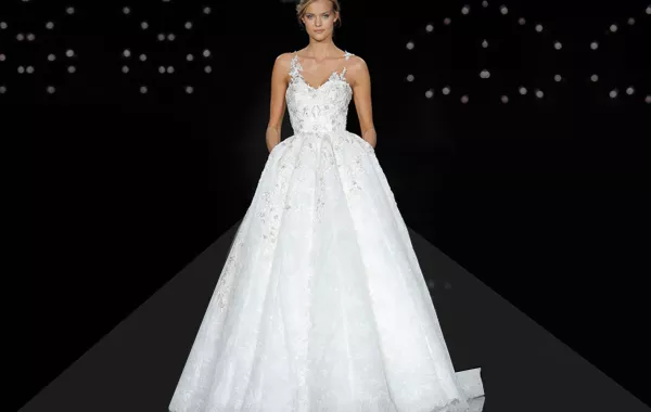 مجموعة Pronovias 2017 لعروس رومانسية متألقة