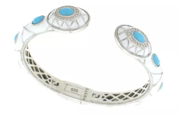 أساور تليق بيد العروس