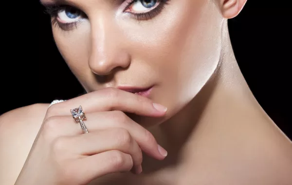 لعروس شهر أبريل: إنه شهر الألماس!