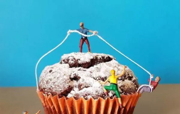 بالصور: شيف يصنع من حلوياته تماثيل صغيرة