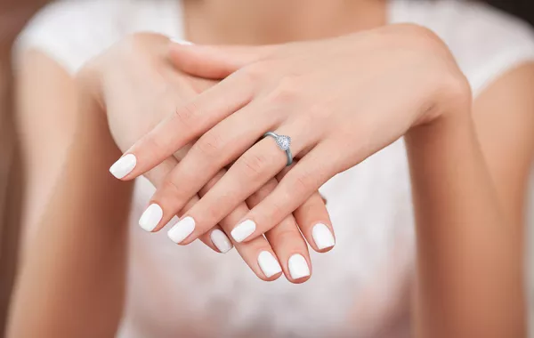 قلوب تتوسط خاتم الخطوبة!