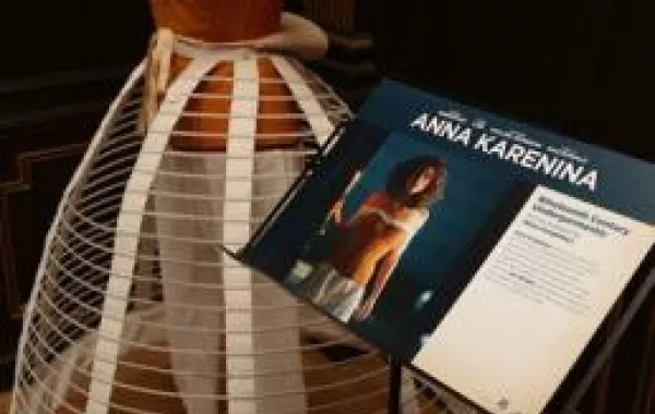 افتتاح معرض لأزياء فيلم آنا كارنينا