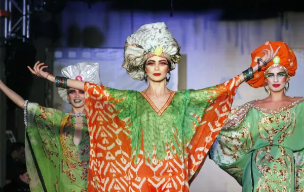 قفاطين ملونة للمصممة أمل أزهري