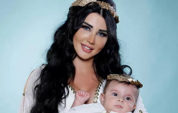 جيني إسبر تخصّّ "سيدتي" بأوّل ظهور لها مع طفلتها ساندي 