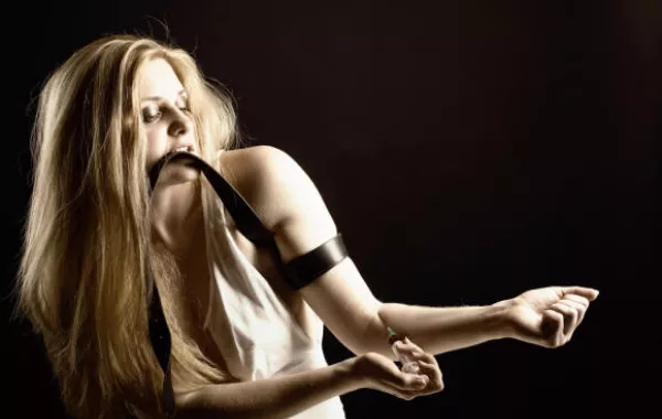 تعرفي على ما يضر ابنك وابدئي بالهيروين والمهدئات