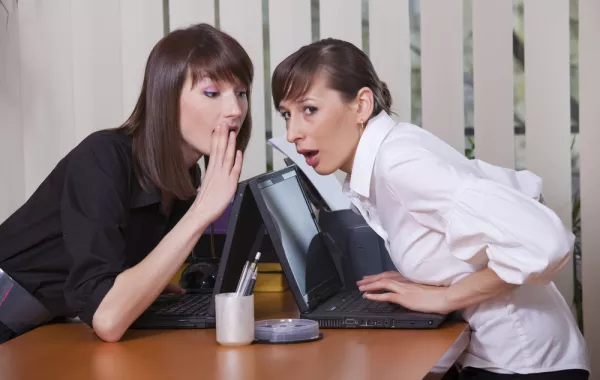 كيفية التعامل مع القيل والقال والإشاعات في مكان العمل