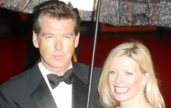 وفاة ابنة Pierce Brosnan بسرطان المبيض كزوجته