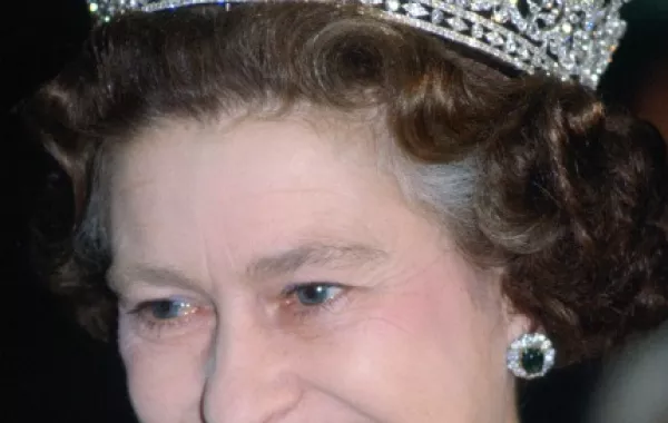 استوحي من الأميرات تاج زفافك