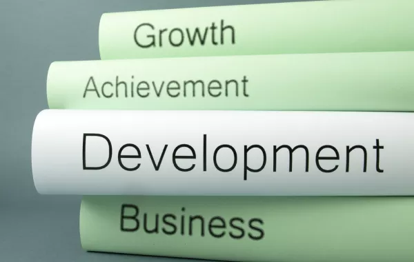 انشغلي بقراءة هذه الكتب في العمل