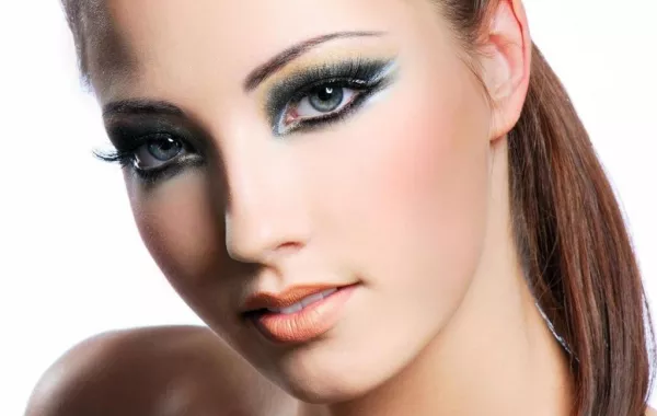 أي مكياج لعدساتك اللاصقة؟