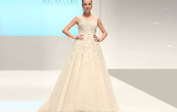 معرض العروس دبي:أزياء رومانسية للعروس من دار Atelier Curt 