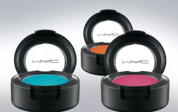 لوّني عينيك مع ظلال Mac