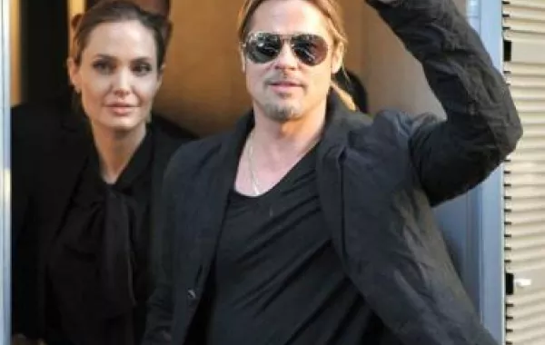 Pitt يحتفل بـJolie في عشاء باريسيّ رومانسيّ
