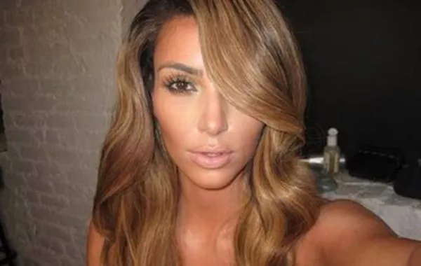 Kim Kardashian من سمراء إلى شقراء