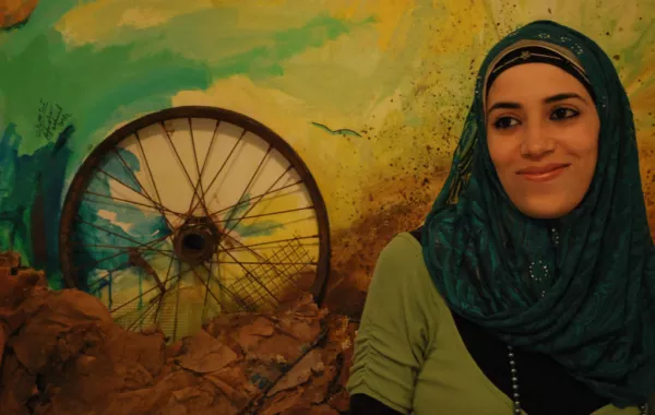 أعمدة الكهرباء ترسل رسالة حب من الشوارع إلى البيوت