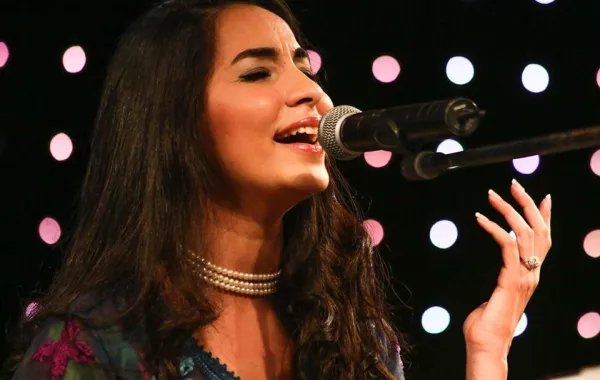 مطربة مغربية تكسر السيطرة الذكورية