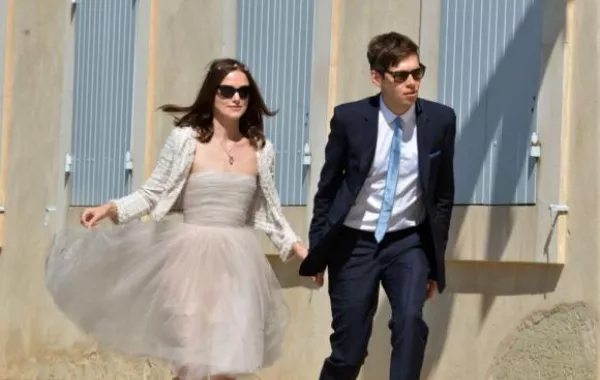 زفافKeira Knightley  و James Righton شديد البساطة