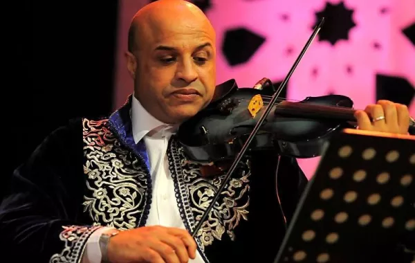 لهذه اﻷسباب شارك المطرب المغربي المعروف مع الهواة في "The Winner Is"