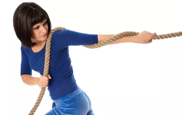 يجبر زوجاته على لعبة شد الحبل للفوز بقلبه