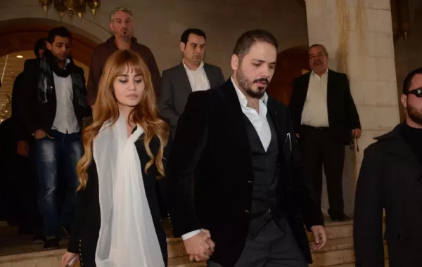 بالصور: هكذا بدا رامي عياش وزوجته في عزاء والدته