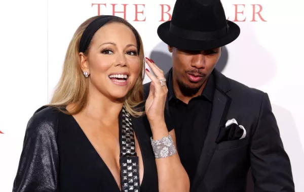 Mariah Carey تزيّن يدها المكسورة بشكل مميّز