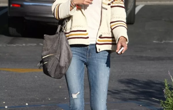 نجمات يتنافسن على إطلالة الجينز