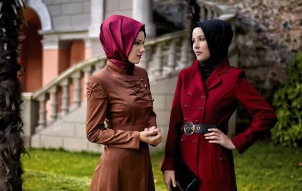 للمحجبة أناقة محتشمة بالمعطف