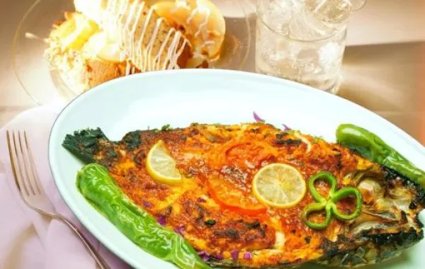 قدّمي السمك المتبّل مع أرز الصيّادية