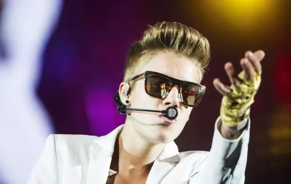 Justin Bieber  يلحق Angelina و Brad إلى الفضاء 