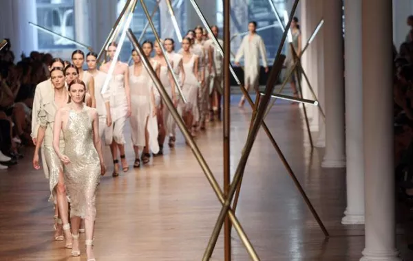 Jason Wu  يبهر مدينة نيويورك بمجموعة عصريَّة للصيف