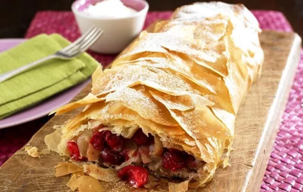 فطائر محشوّة بالتفاح والتوت