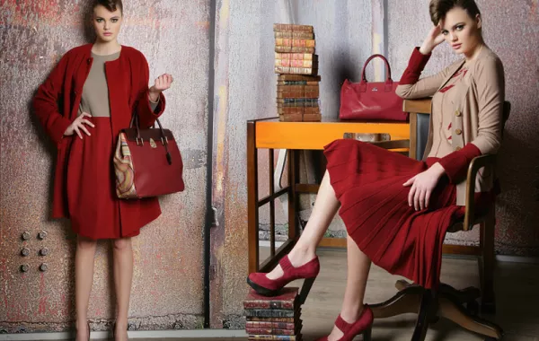 لوني أيامك بالأحمر