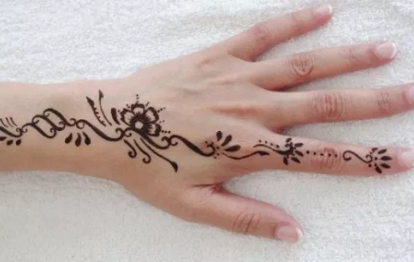 الفائزة في مسابقة أجمل تصميم في نقوش الحنّة