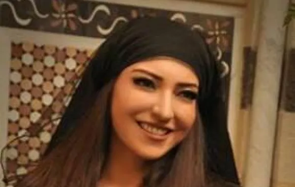 بالصّور: أمل عرفة ترتدي الملاءة السّوداء من جديد