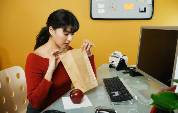 كيفية عدم اكتساب الأعداء مع كل وجبة تتناوليها في العمل