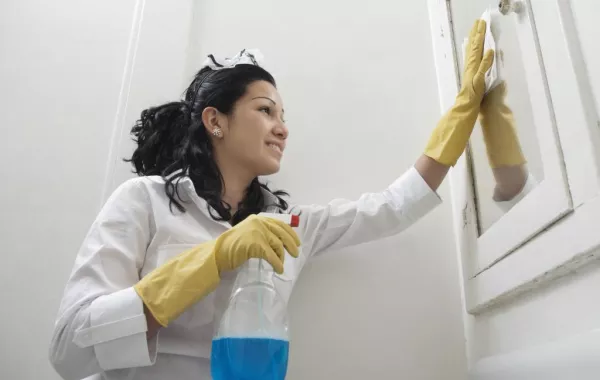 الخارجية السعودية تحذر المواطنين من اصطحاب العمالة في السفر